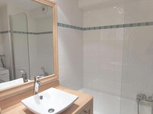 łazienka z umywalką i prysznicem w obiekcie Résidence Le Vallon - Appartement 2 pièces pour 4-5 personnes situé à Méribel centre proche des commerces et des pistes de ski MAE-1766 w mieście Les Allues