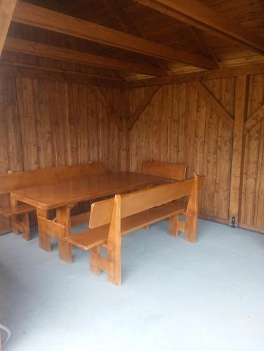 a wooden bench in a cabin with wooden walls at Domek na Leśnej in Łapsze Niżne