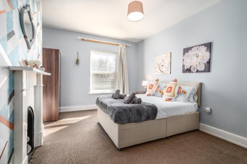 Ένα ή περισσότερα κρεβάτια σε δωμάτιο στο Spacious 6 Bed Home in Central Bedford w Parking