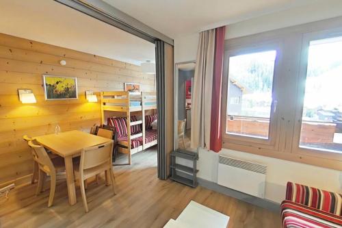 une salle à manger avec une table et des chaises et une fenêtre dans l'établissement Résidence Soldanelle - Résidence SOLDANELLE N°414 MAE-1691, à La Plagne Tarentaise