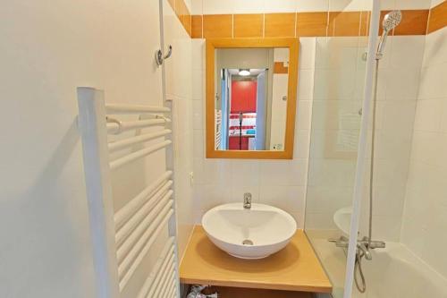 une salle de bain avec un lavabo blanc et un miroir dans l'établissement Résidence Soldanelle - Résidence SOLDANELLE N°414 MAE-1691, à La Plagne Tarentaise