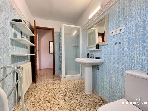 a bathroom with blue tiled walls and a sink at VH CostaBlanca - RULLE in Benissa