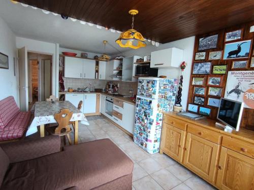 une cuisine avec une table et une salle à manger dans l'établissement Résidence Loubatiere - Grand appartement 3 pièces proches pistes 6pers MAE-9054, à Montgenèvre