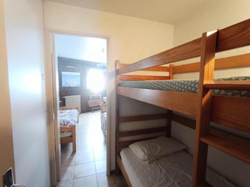Cette chambre comprend 2 lits superposés et un couloir. dans l'établissement Résidence Loubatiere - Grand appartement 3 pièces proches pistes 6pers MAE-9054, à Montgenèvre