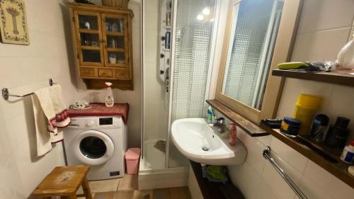 une salle de bain avec une machine à laver et un lavabo dans l'établissement Résidence Loubatiere - Grand appartement 3 pièces proches pistes 6pers MAE-9054, à Montgenèvre