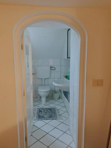 a bathroom with a toilet and a sink at Pied-à-Terre in Piazzetta in Capri
