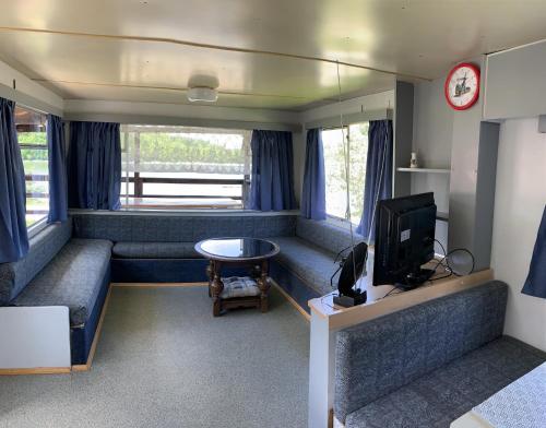 un salon avec un canapé et une télévision dans l'établissement 50m od Jeziora Holender, à Zawóz