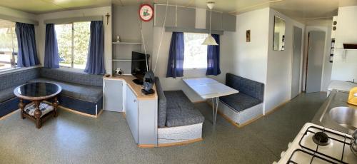 une pièce avec des canapés et un bureau dans une pièce dans l'établissement 50m od Jeziora Holender, à Zawóz