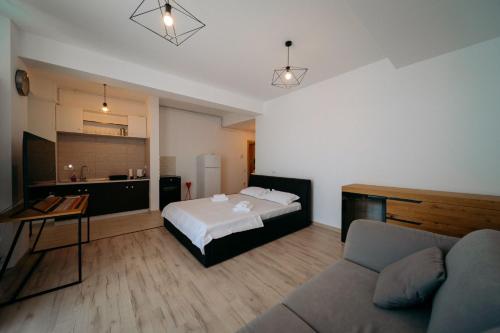 een woonkamer met een bed en een bank bij SeaZen Studio in Mamaia Nord – Năvodari