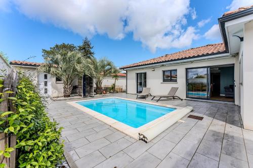 une piscine dans l'arrière-cour d'une maison dans l'établissement House with heated pool, à Gujan-Mestras