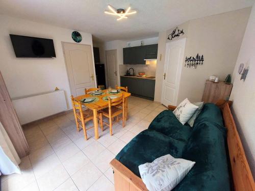 Η κουζίνα ή μικρή κουζίνα στο Résidence Gardette - Joli T2 entièrement refait à neuf dans la station de Réallon A07 MAE-7323