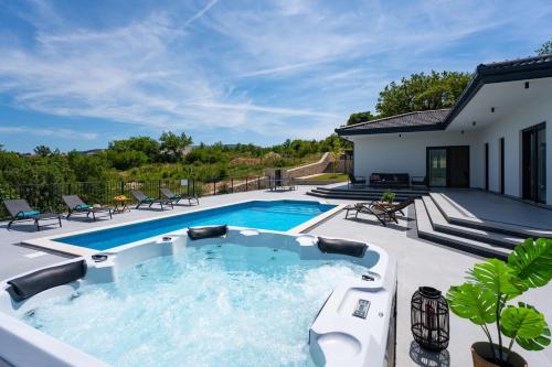 Bazén v ubytování Villa Dalmatia with Sauna, Hot tub, Heated pool nebo v jeho okolí