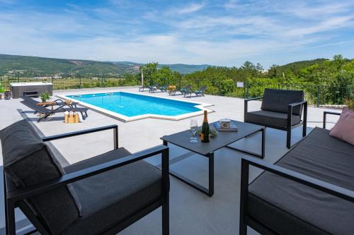 Bazén v ubytování Villa Dalmatia with Sauna, Hot tub, Heated pool nebo v jeho okolí