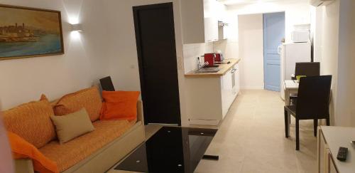 un salon avec un canapé et une cuisine dans l'établissement MAT -Studio rénové clim rue piétonne du Vieil Antibes, à Antibes