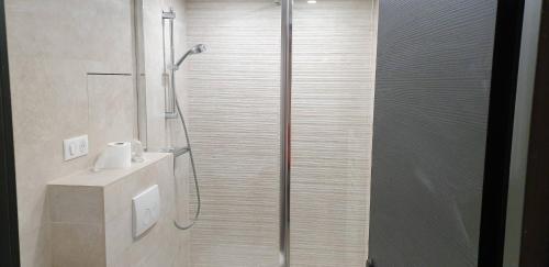 une douche avec une porte vitrée dans une salle de bain dans l'établissement MAT -Studio rénové clim rue piétonne du Vieil Antibes, à Antibes