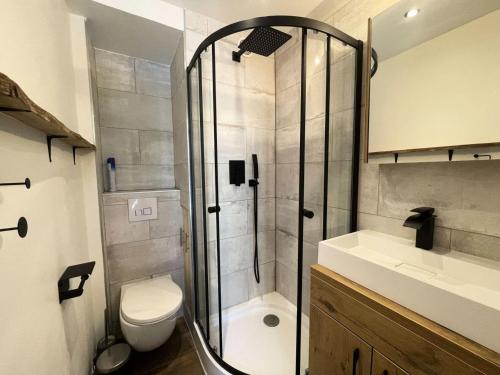 une salle de bain avec une douche, des toilettes et un lavabo dans l'établissement Résidence Jandri - Super T3 à proximité des pistes et commodité, avec piscine de résidence MAE-5181, à Les Deux Alpes