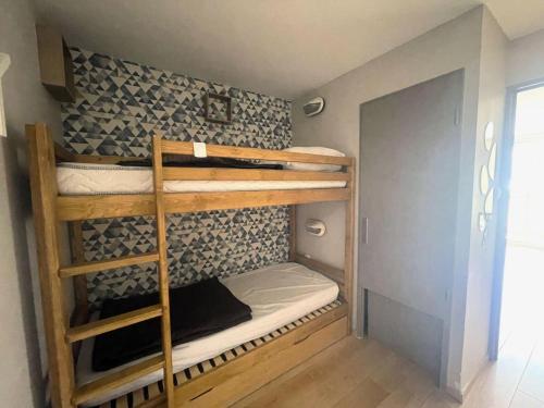 une chambre avec deux lits superposés dans l'établissement Résidence Vallee Blanche - Superbe studio contemporain au cœur de station MAE-5281, à Vénosc