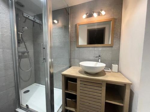 une salle de bain avec un lavabo et une douche dans l'établissement Résidence Vallee Blanche - Superbe studio contemporain au cœur de station MAE-5281, à Vénosc