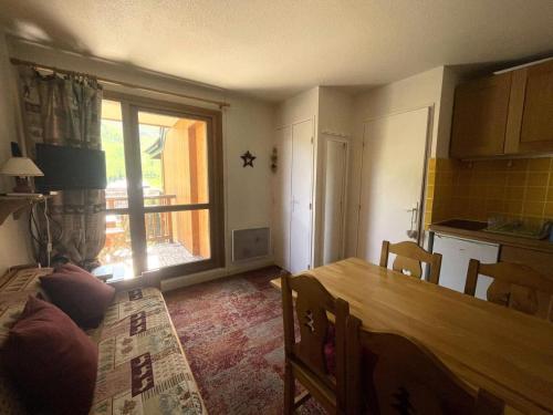 Résidence Pluton - Studio en plein cœur de station, face aux pistes avec place de parking privée et couverte MAE-5261