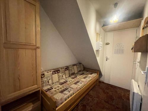 une petite chambre avec un lit dans une pièce dans l'établissement Résidence Pluton - Studio en plein cœur de station, face aux pistes avec place de parking privée et couverte MAE-5261, à Vénosc