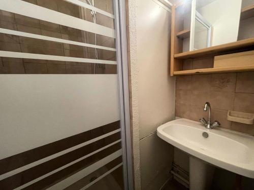 une petite salle de bain avec un lavabo et une douche dans l'établissement Résidence Pluton - Studio en plein cœur de station, face aux pistes avec place de parking privée et couverte MAE-5261, à Vénosc