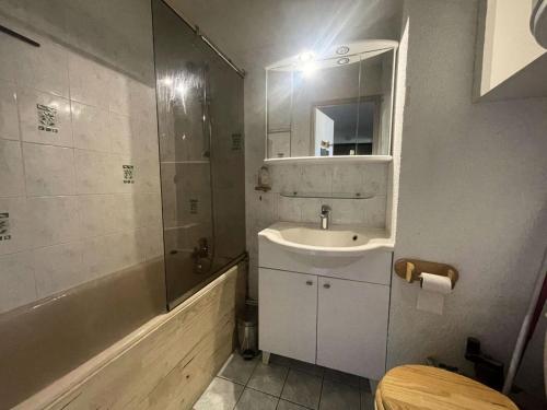 une salle de bain blanche avec un lavabo et une douche dans l'établissement Résidence Montana 2 - Appartement cosy avec départ ski aux pieds MAE-5581, à Vénosc