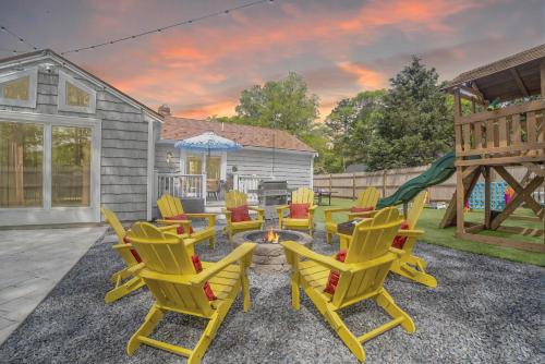 Ο χώρος παιχνιδιού για παιδιά στο Cape Cod heated Pool, Putting Green, Speak Easy, Game room,