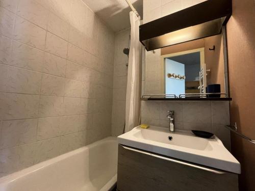 une salle de bain avec un lavabo et une baignoire dans l'établissement Résidence Ecrin 6 - Appartement 6 couchages avec balcons MAE-5531, à Vénosc
