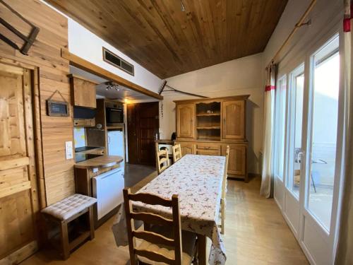 Résidence Scrischss - T2 de 6 couchages idéalement situé au cœur de la station, avec place de parking privée couverte MAE-5001