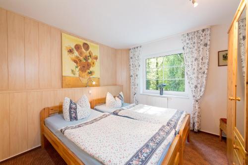 a bedroom with a bed and a window at Ferienwohnung Gauger-Binz auf Rügen in Binz