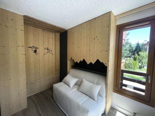 une chambre avec un lit blanc et une fenêtre dans l'établissement Résidence Alberges - T2 de 4 couchages au cœur de la station des Deux Alpes MAE-7621, à Vénosc