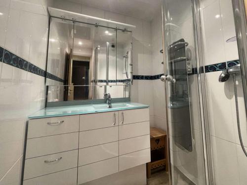 une salle de bain avec un lavabo et une douche dans l'établissement Résidence Alberges - T2 de 4 couchages au cœur de la station des Deux Alpes MAE-7621, à Vénosc
