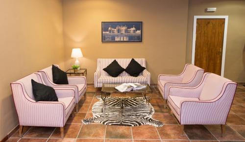 a living room with two chairs and a table at Segovia Sierra de Guadarrama in Los Ángeles de San Rafael