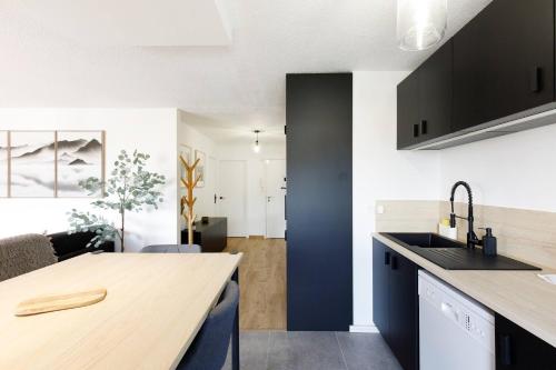 une cuisine avec un comptoir en bois et un évier dans l'établissement LE SUN-Cocon tout confort avec garage privatif, à Cagnes-sur-Mer