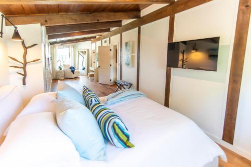 Postel nebo postele na pokoji v ubytování Dune Allen Treehouse