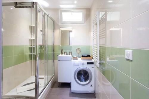 une machine à laver dans une salle de bain avec douche dans l'établissement PANTHEON- App centre, 2 ch, 2 sdb , classé 4 étoiles, à Nice