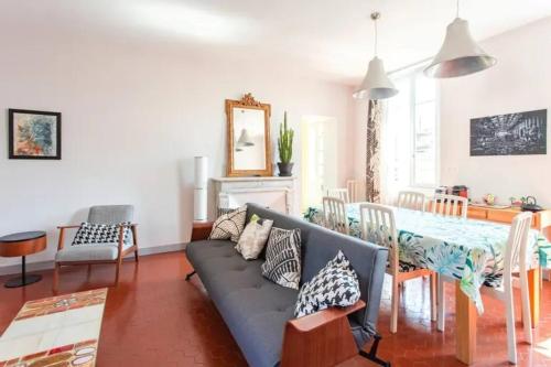 un salon avec un canapé et une table dans l'établissement PANTHEON- App centre, 2 ch, 2 sdb , classé 4 étoiles, à Nice