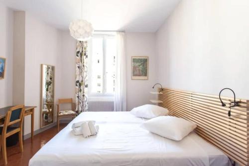 une chambre avec un lit avec deux oreillers blancs dans l'établissement PANTHEON- App centre, 2 ch, 2 sdb , classé 4 étoiles, à Nice