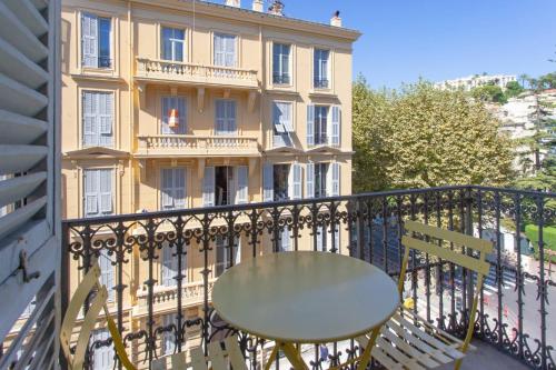 GIOA- Studio avec balcon, place Garibaldi -Paillon