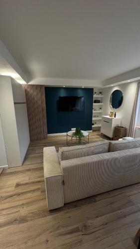 un salon avec deux canapés et une télévision à écran plat dans l'établissement Studio plein centre ville, à Boulogne-sur-Mer