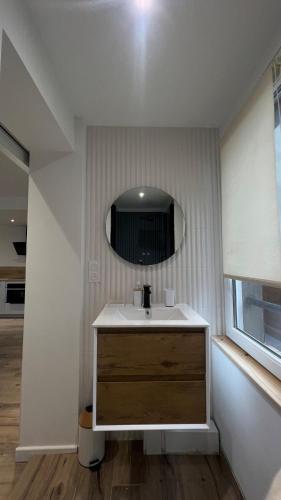 une salle de bain avec un lavabo et un miroir dans l'établissement Studio plein centre ville, à Boulogne-sur-Mer