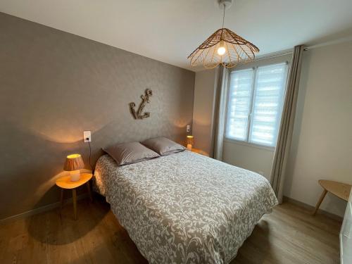 une chambre avec un lit et deux lampes et une fenêtre dans l'établissement Daviken, perfect location, à Douarnenez