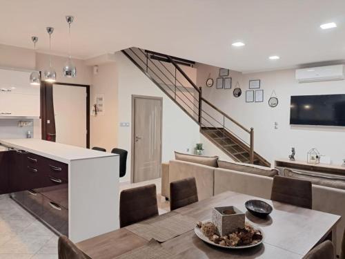 ピルゴスにあるDouble-V apartmentのキッチン、リビングルーム(テーブル、階段付)