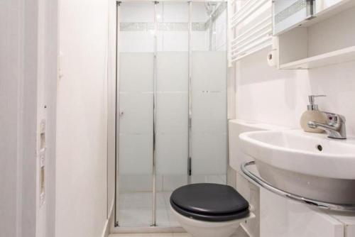 une salle de bain avec une douche, des toilettes et un lavabo dans l'établissement ROSIE-Charmant Cocon à Beausoleil, aux Portes de Monaco, à Beausoleil