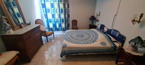 - une chambre avec un lit, une commode et des fenêtres dans l'établissement Maison provençale, garden, festival, à Sorgues