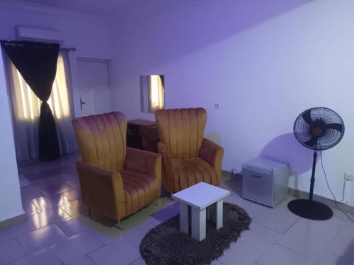 Ein Sitzbereich in der Unterkunft Mega Pavilion Apartment Gwarinpa