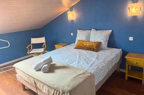 - une chambre bleue avec un lit et une chaise dans l'établissement L'Aurore - Terrasse - Duplex - Parking, à Dax