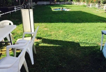 two white chairs and a table in a yard at Hostal en Valdivia in Valdivia