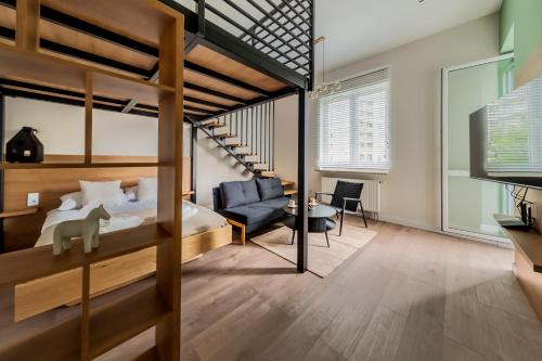 Un dormitorio con una litera y una sala de estar. en Indigo Apartments Loft, en Białystok