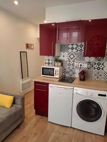 une cuisine avec un lave-linge et un micro-ondes dans l'établissement Appartement 1 chambre, à Nice